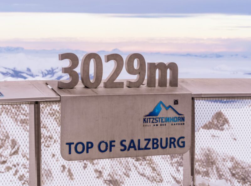 Aussicht auf Bergwelt am Kitzsteinhorn Top of Salzburg 3029 m mit Hotel in Kaprun