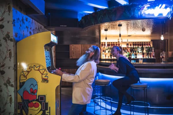 Freiflug Bar mit Spielautomat