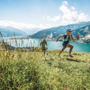 Zwei Personen joggen am Berg in Kaprun im Salzburger Land