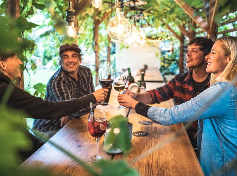 Weinlaube im Garten in Kaprun mit Personen beim Feiern