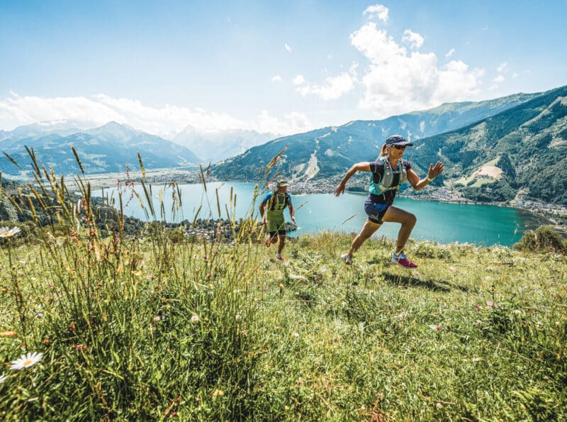 Zwei Personen joggen am Berg in Kaprun im Salzburger Land