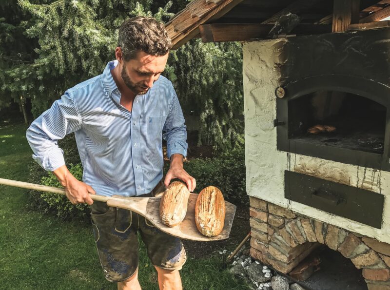 Sepp testet Brot beim Brotbacken im Falkenstein Garten