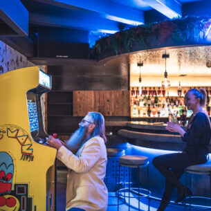 Georgie spielt Pac Man in der Freiflug Bar in Kaprun
