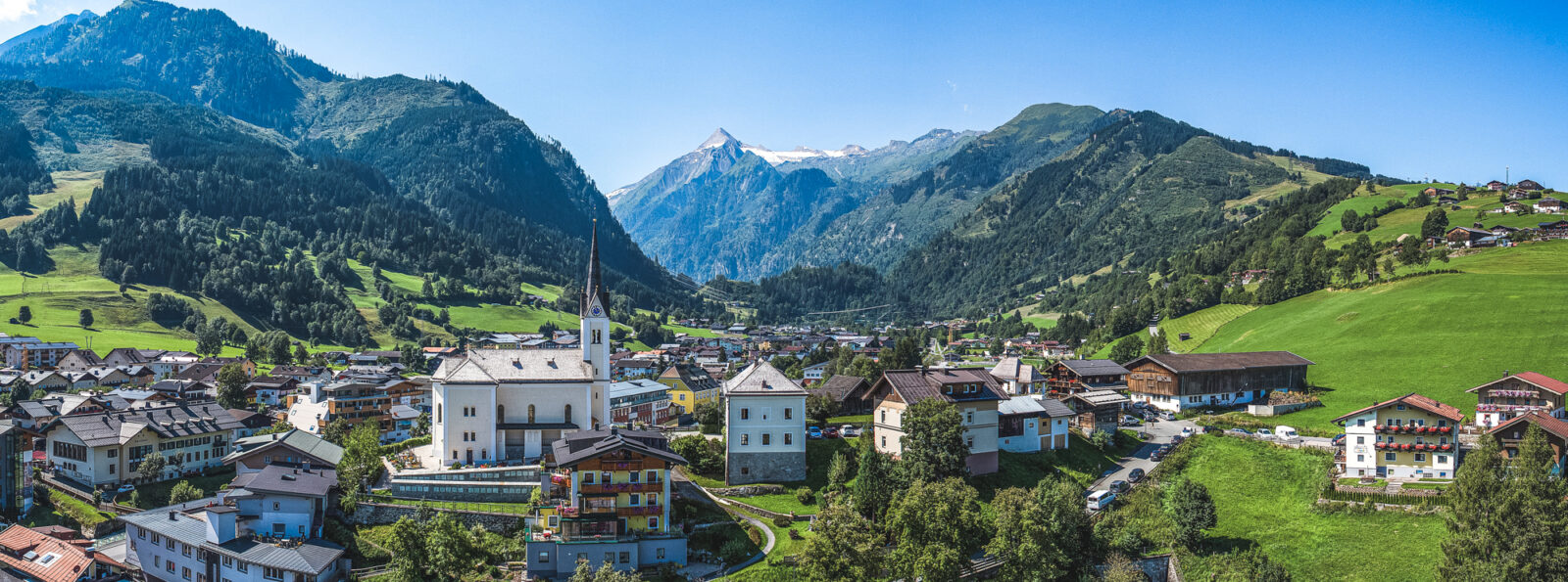 Das kleine Dorf Kaprun, im Hintergrund das Kitzsteinhorn Gletscher Skigebiet