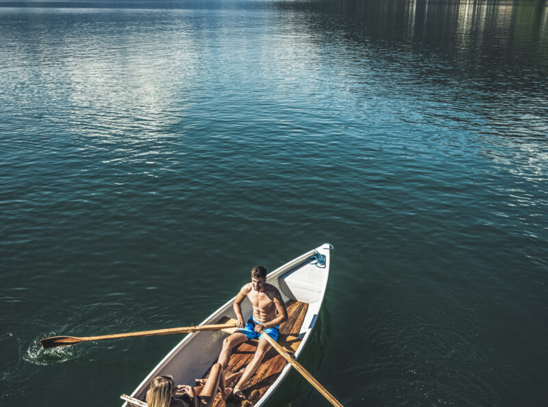 Romantische Bootsfahrt eines Paares auf dem Zeller See