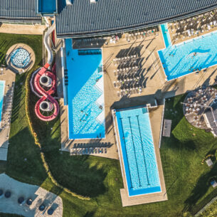 Die Schwimmbecken vom Tauern Spa von oben fotografiert