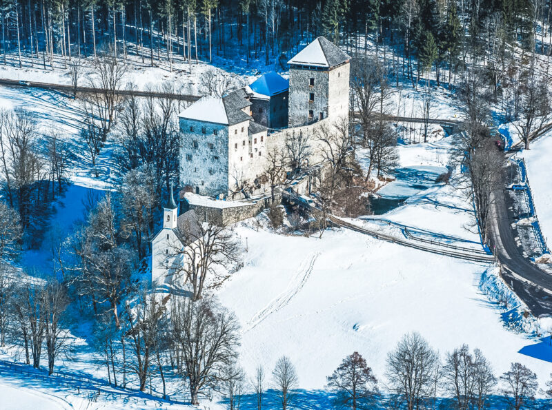 Burg Kaprun im Winter von der Vogelperspektive aus