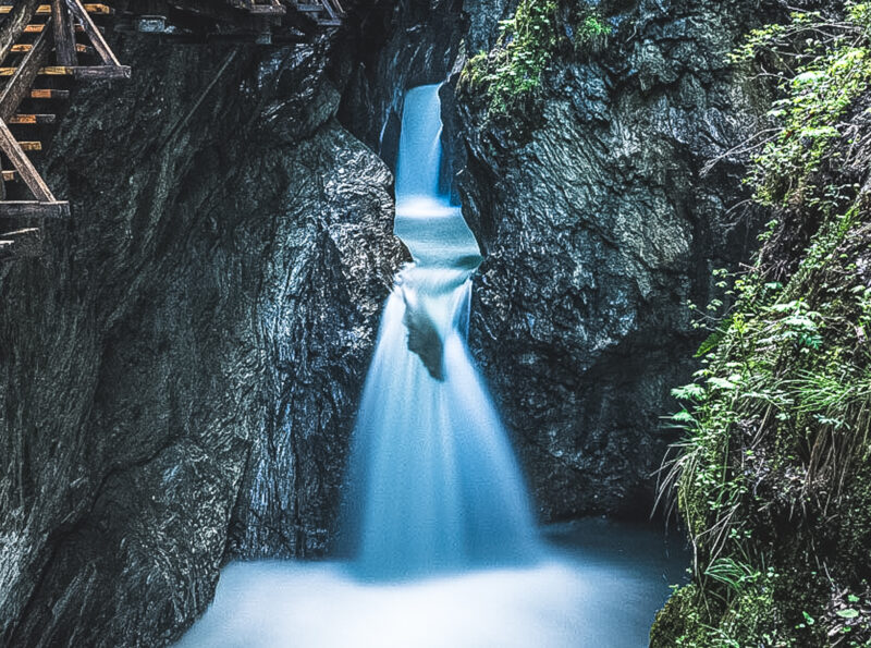 Wasserfälle und der Steg in der Sigmund Thun Klamm