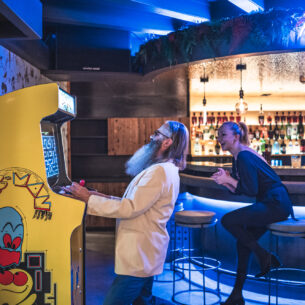 Georgie spielt Pac Man an der Freiflug Bar