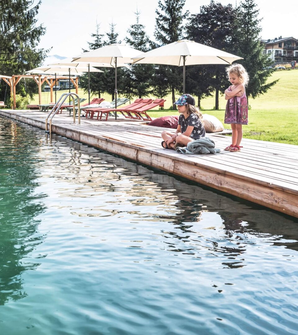 Kinder relaxen am Naturbadeteich im Falkenstein Garten