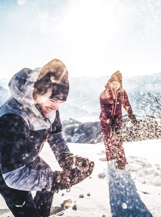Winterspaß und Schneeballschlacht am Berg