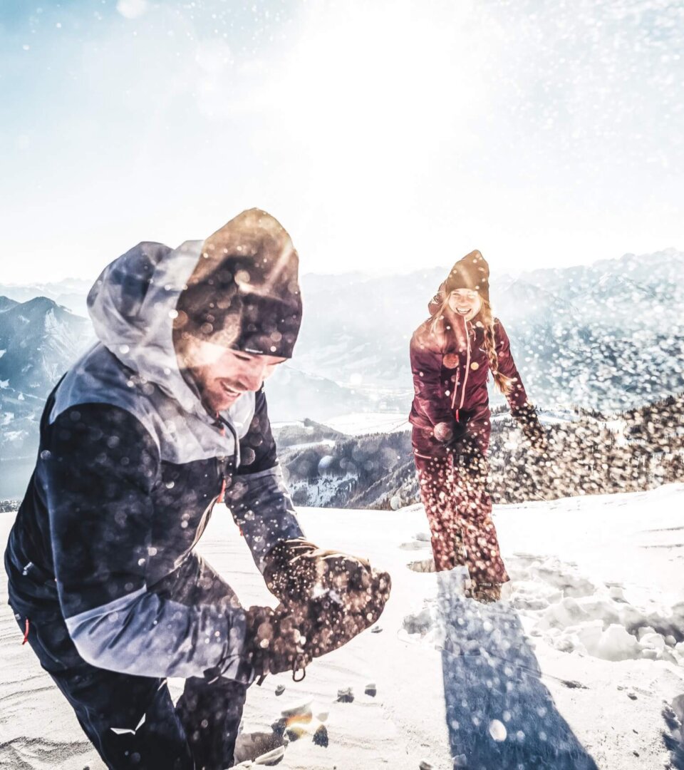 Winterspaß und Schneeballschlacht am Berg