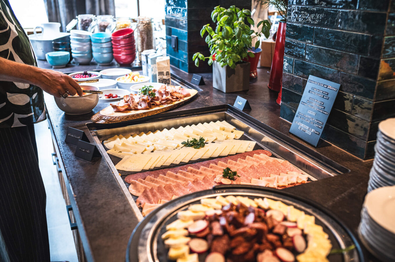 Regionales Frühstücksbuffet im Hotel Falkenstein in Kaprun