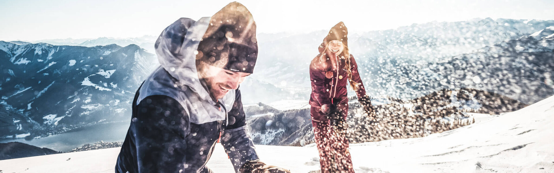 Ein Paar bei einer Schneeballschlacht