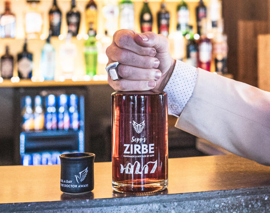 Sepps Zirbe an der Freiflug Bar im Hotel Falkenstein in Kaprun